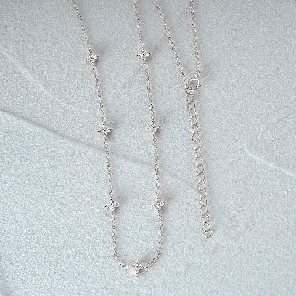 Tyndall - Verstellbare Halskette mit floralem Motiv und Zirkonia