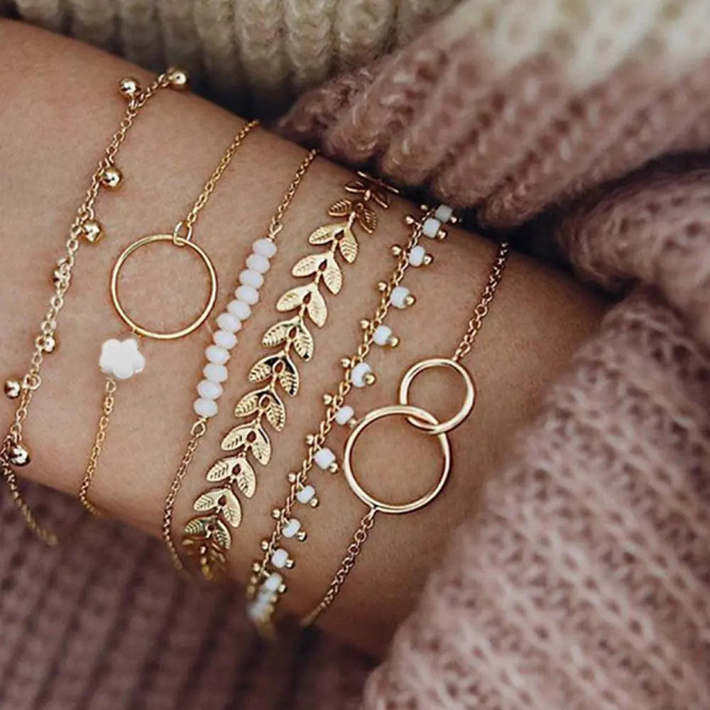 Goldakzentiertes Boho-Armband in eleganter Verpackung