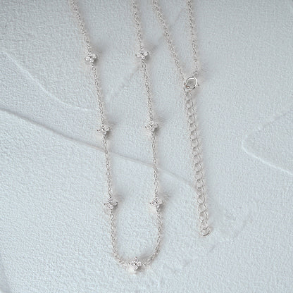 Tyndall - Verstellbare Halskette mit floralem Motiv und Zirkonia