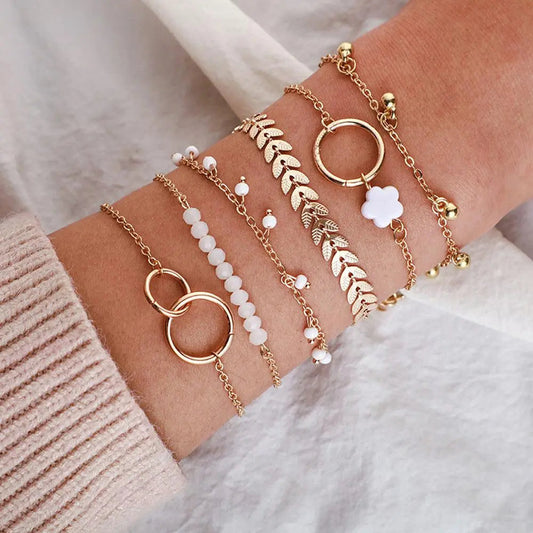 Goldakzentiertes Boho-Armband in eleganter Verpackung